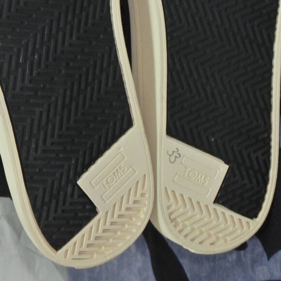 NWOT Black Leather Tom's Faux Fur Snow Boots - Picture 13 of 13